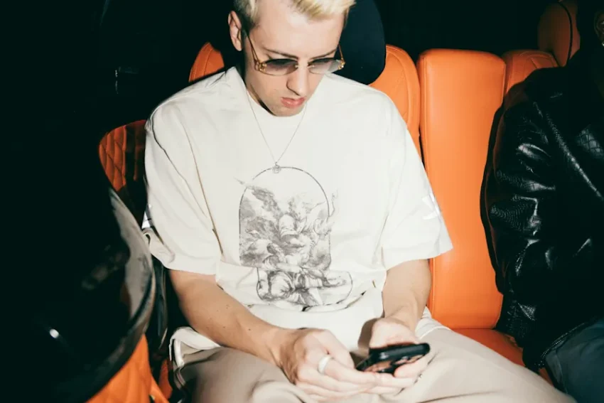 läser en casinoguide 